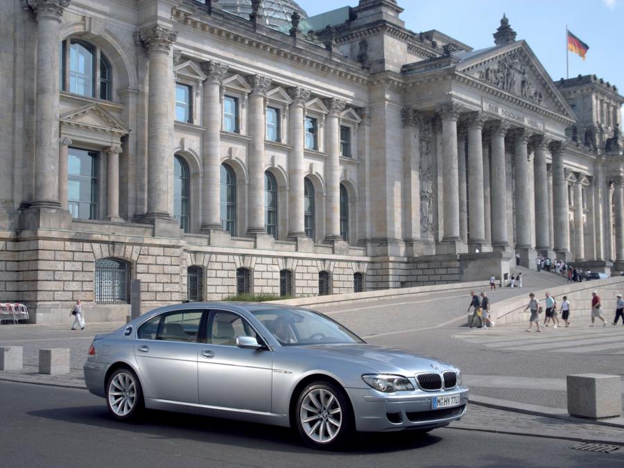  BMW Hydrogen 7 2007 года  (фото 7 из 16)